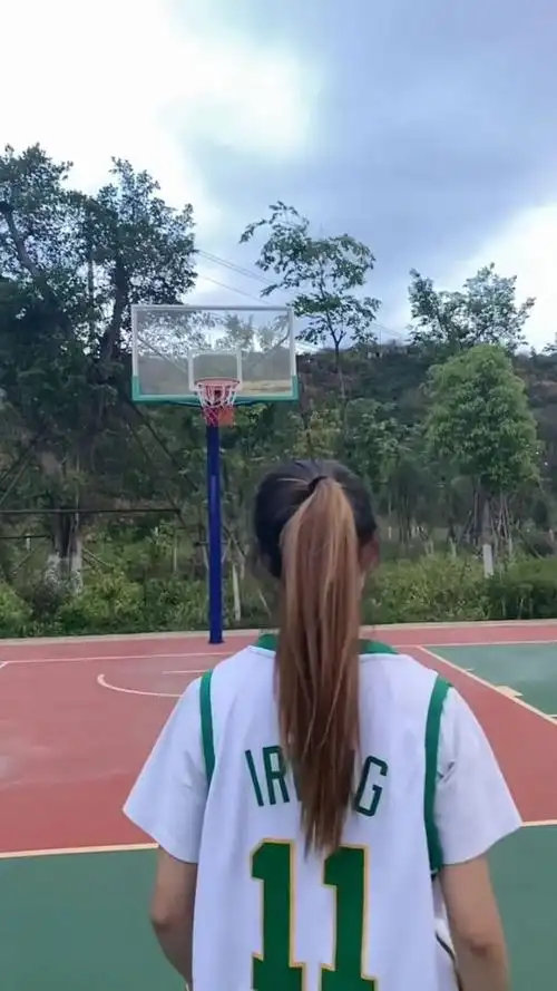 美女打篮球.