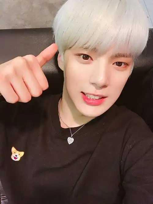 [monsta x][新闻]170713 自拍范本李玟赫 连手指上的月牙白都完美