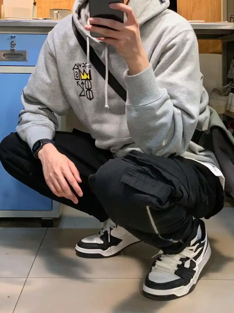 183 60|阳光男友风日常穿搭.灰色卫衣搭黑色工装裤,男友 - 抖音