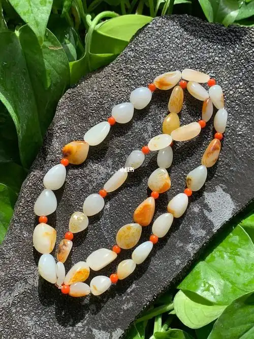 一条存货和田籽料红皮项链87.8克 38粒 中间