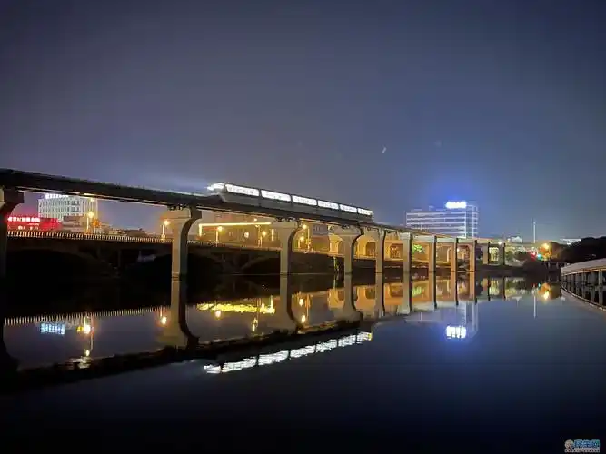 夜幕降临,单轨从银湖上飞驰而过!