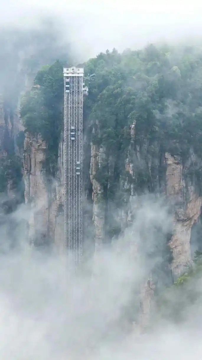 张家界百龙天梯——世界上最高的户外观光电梯,矗立于悬崖峭壁之上