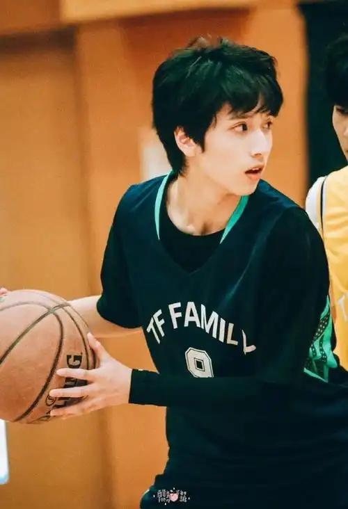 严浩翔超话90#严浩翔 云程发轫万里可期#篮球服小严7115是卷毛