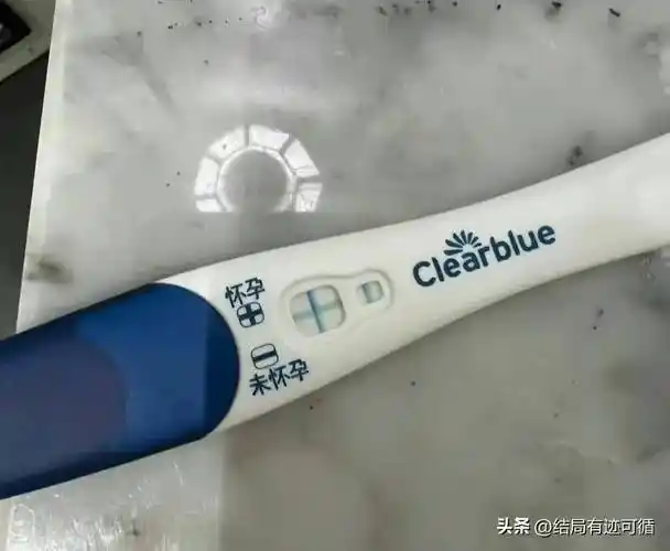 她还附上了一张医院的b超照,照片中胎儿已初具形态,大小如孕50天 ,让