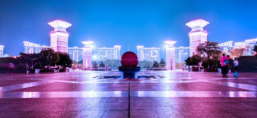 龙游荣昌广场夜景对称的美