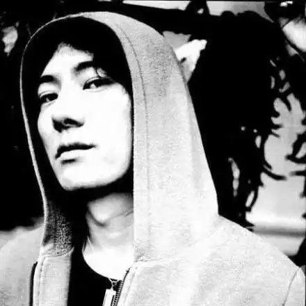 郑钧是乐坛的顶流,是那个年代最具偶像气质的摇滚明星;网友晒出的照片