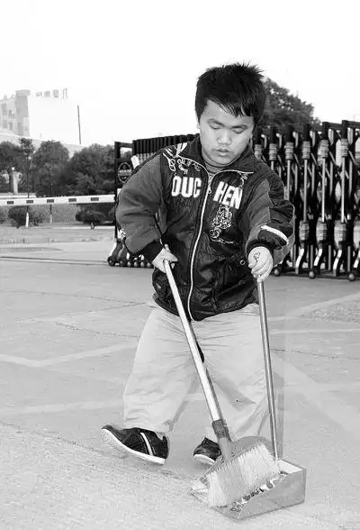 患侏儒症男子卖力打工为父挣钱治病(图)