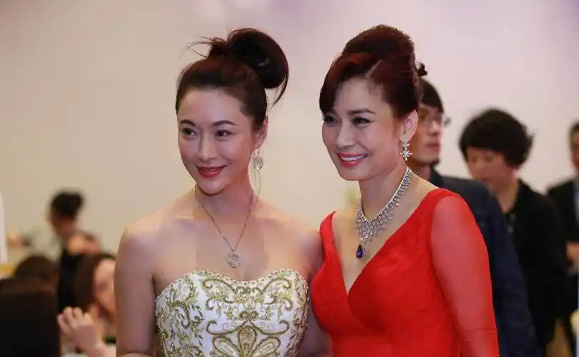 现在,邝美云在香港的珠宝生意非常成功,至少有30亿的财富.