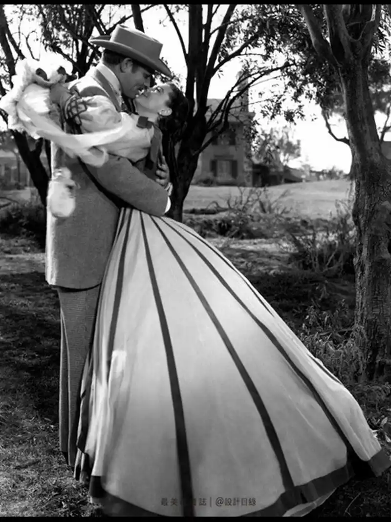 《乱世佳人》中郝思嘉狡黠的眼神,《魂断蓝桥》中折颈天鹅的绝唱