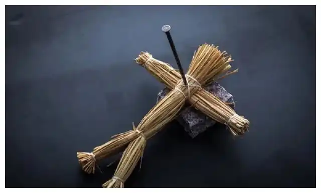 然后在草人的头上点上一盏灯,脚底点一盏灯,作法结印焚化.