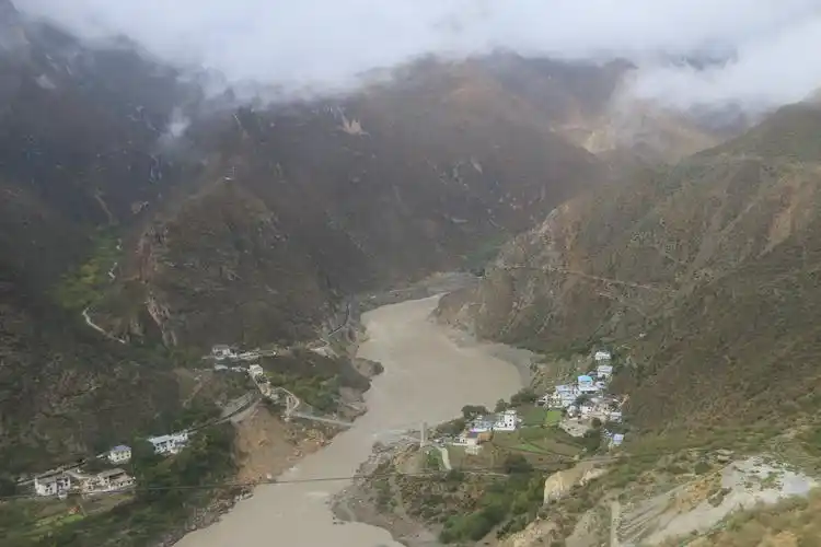 滇三省区之间,其间有最大支流雅砻江汇入,至四川宜宾与岷江汇入长江