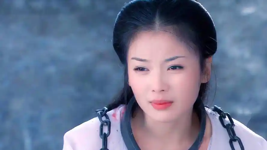 随着《天龙八部》的成功,她让很多人记住了可爱又可怜的"阿珠".