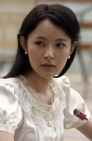 演员张晶晶新浪娱乐讯 电影《村官普发兴》在云南大理普发兴生前工作