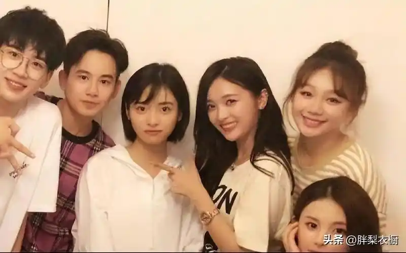 沈月真神奇!明明长得很普通,却永远是明星合照中最亮眼的!