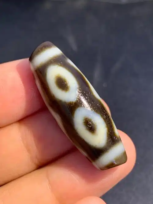 高油润藏传至纯佛三眼天珠,通体高糯质地,泌色非常的漂亮,手磨老料随