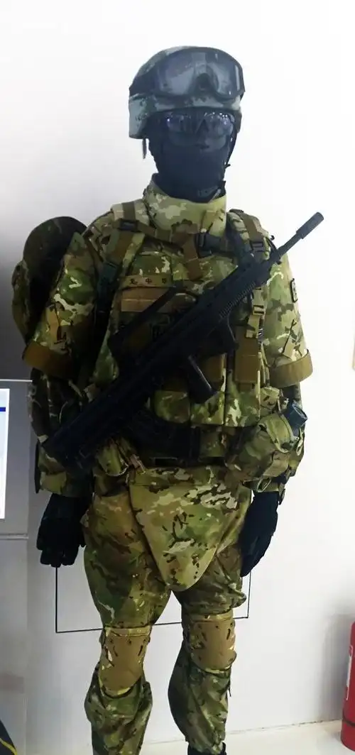不要再说中国军队装备差了中国首次亮相新型单兵防弹衣老外曾挑战国货