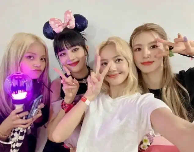 lisa和米妮面姐合照相关