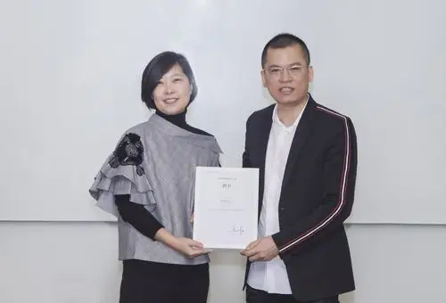 吕义雄鲍燕悦接任上美ceo我更愿意坐在沙发上