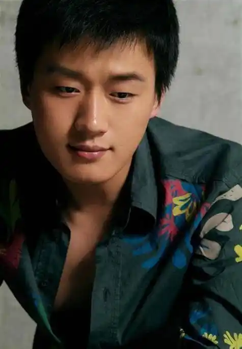 年轻时的佟大为外貌俊朗,风度翩翩,曾塑造过很多经典角色,比如《玉