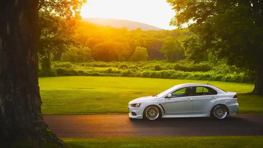 近距离拍摄三菱第十代evo跑车图片壁纸分享!