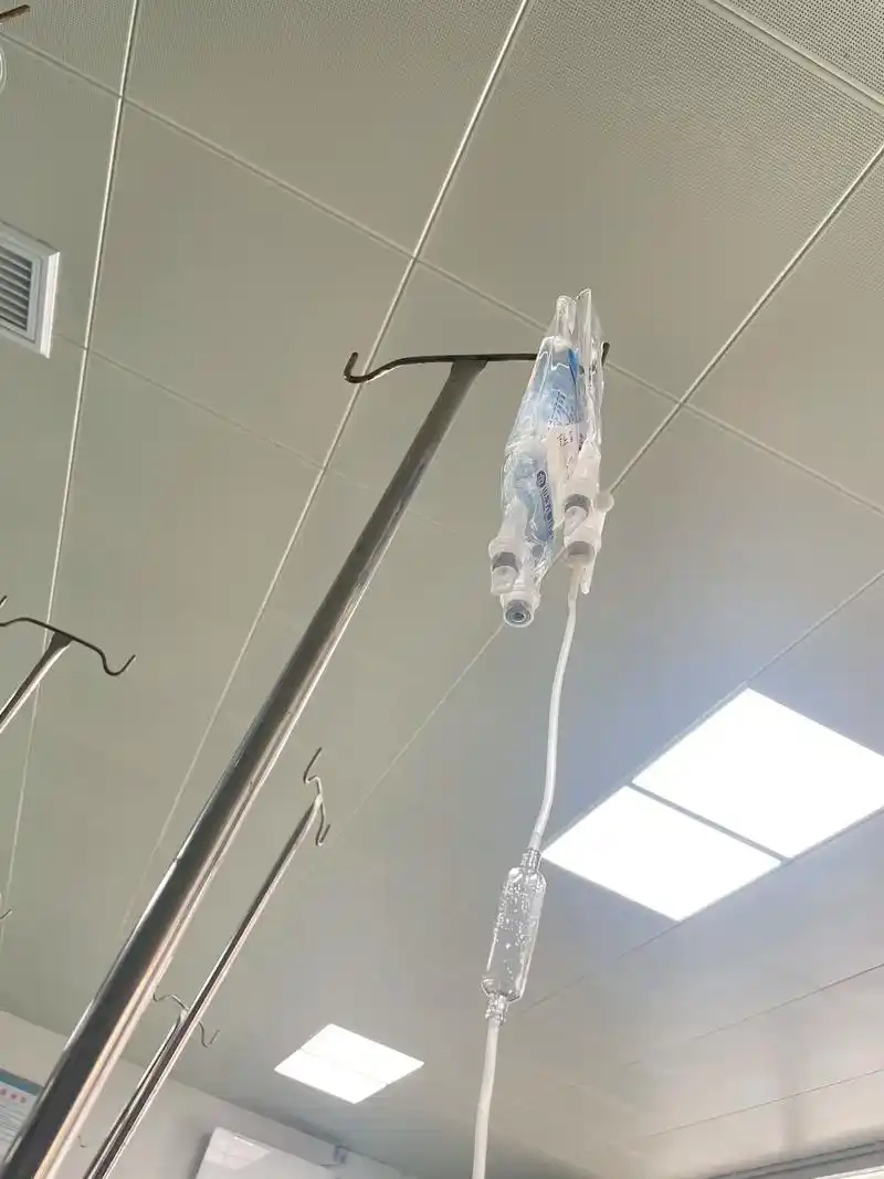 打吊瓶 一个人输液静静地看着吊针慢慢地滴…一瓶250ml的 - 抖音