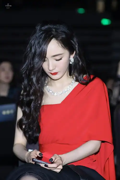 杨幂蝴蝶结好大#96#杨幂重回小时代拍摄地#201210 时尚先生盛典