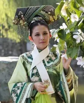 安陵容安陵容的旗头是最简单的,见到跟她是皇上嫔妾的地位不符,可能是