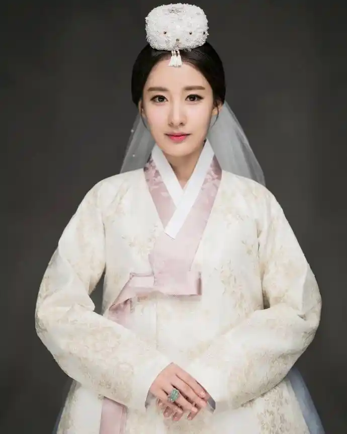 [exo][新闻]180910 美得冒仙气 宥拉传统韩服婚纱照公开