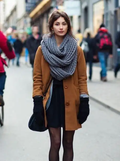 咖啡色配什么颜色好看,咖啡色上衣配什么颜色的围巾好看图5