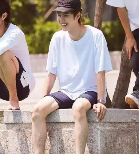 王一博自信露小腿,却被"山药须"抢镜,网友:男神再也叫不出口