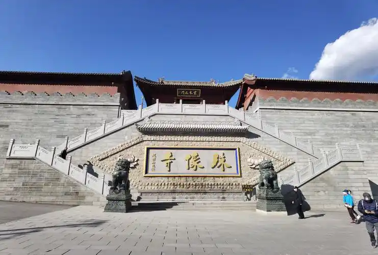 写美篇四大佛教之首【五台山】台怀镇寺庙:最大文殊菩萨像【殊像寺】