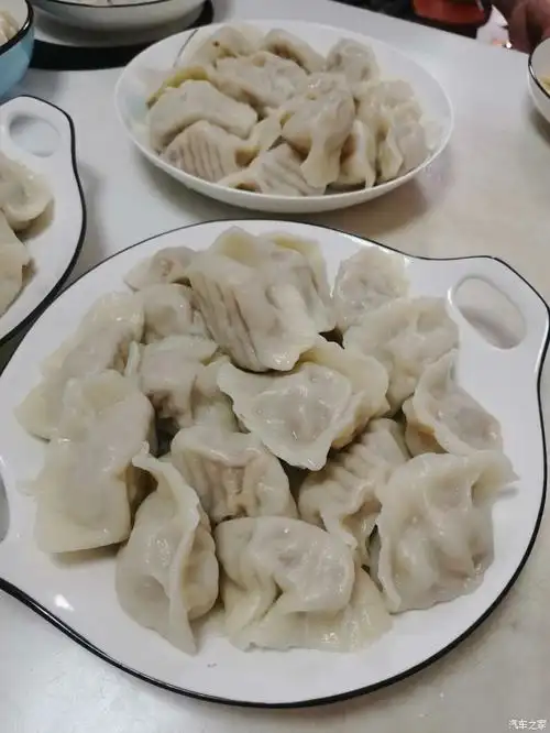 团圆过暖冬#家庭小温暖,一起吃饺子