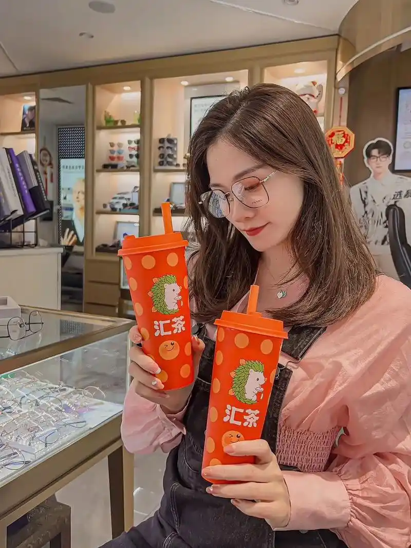 深圳买奶茶送可爱的茶小猬杯塞