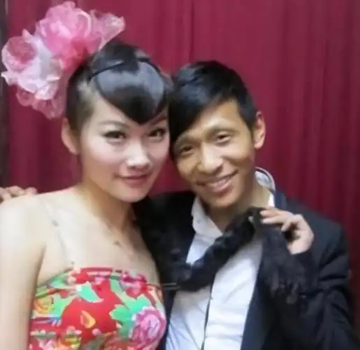 在宋小宝刚开始学习二人转的时候,他遇到了自己的第一任妻子:霍晓红