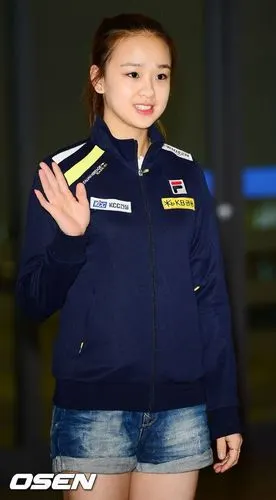 体操美少女「孙妍在」获亚洲冠军回国采访卖萌 热裤秀美腿