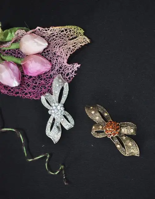 蝴蝶结胸针,珍珠水钻胸针,手工镶钻胸针,合金胸针
