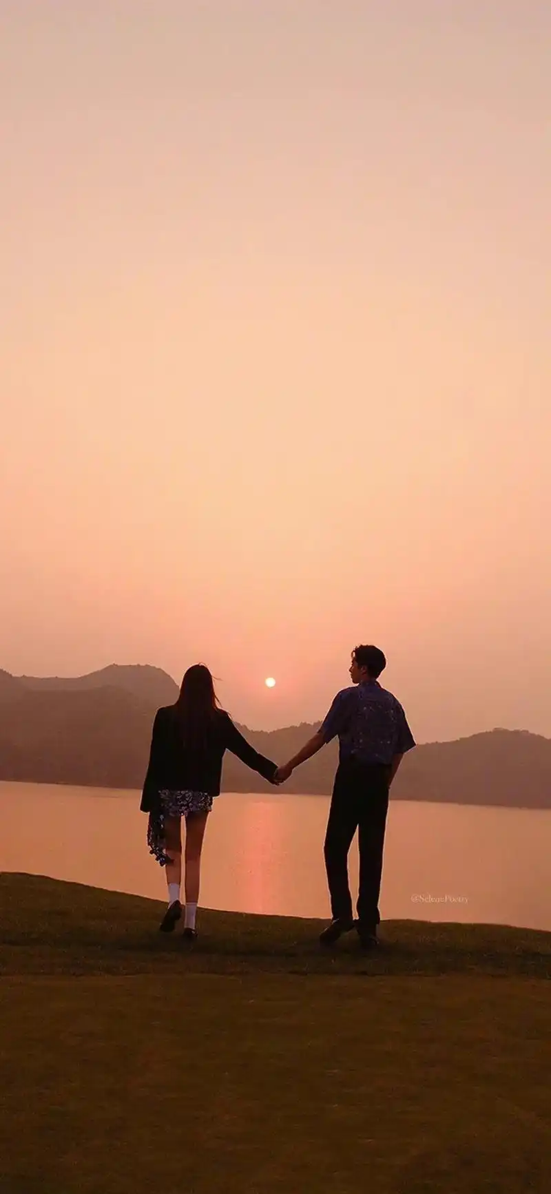 情侣锁屏壁纸/ins壁纸.#夕阳下的背影 #手机壁纸 #苹果 - 抖音