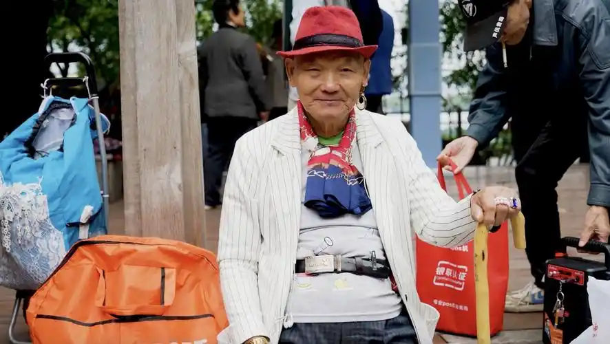 西湖边86岁最潮大爷引众人围观:年纪大了要穿得漂亮点