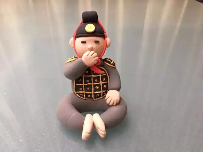 陕西王丽太空粘土上塑造秦俑记