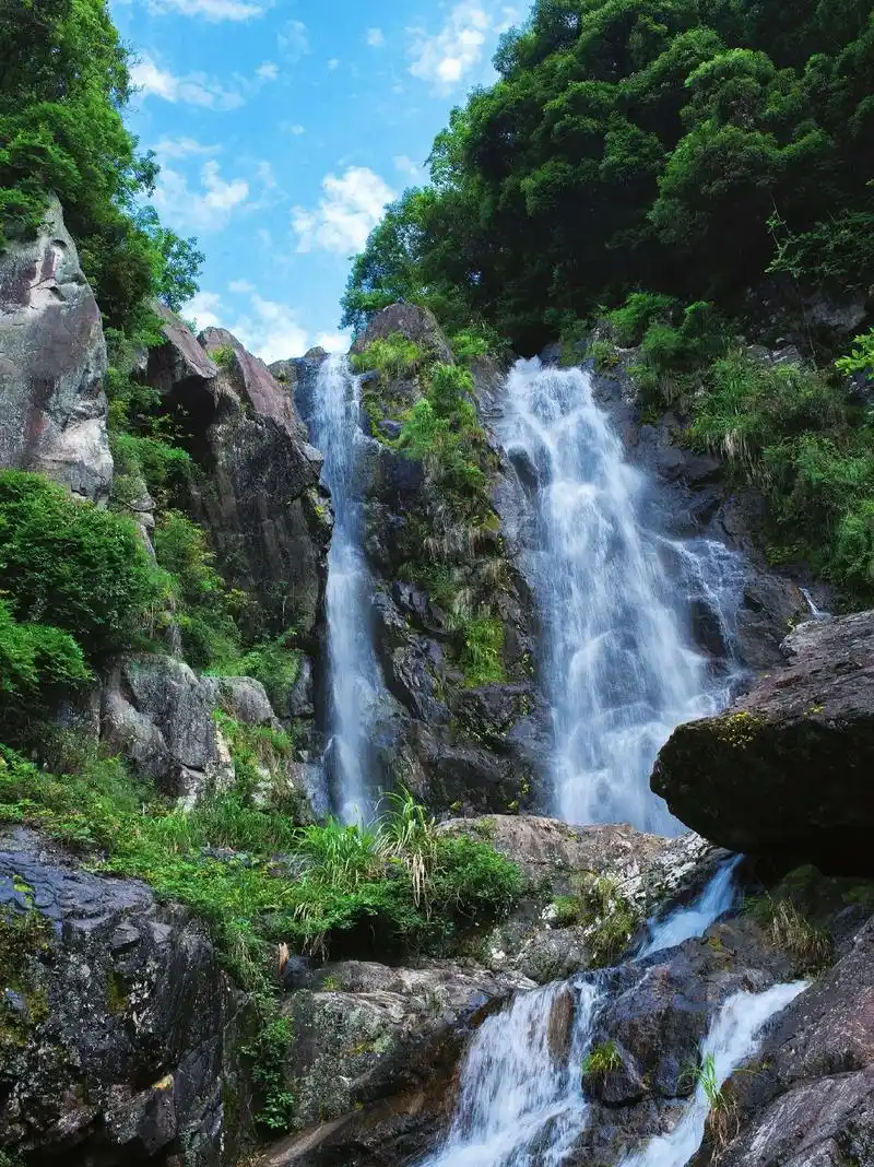 瀑布溪流白岩下村.自由且烂漫的活着… 顺着溪流去看高山流水, - 抖音