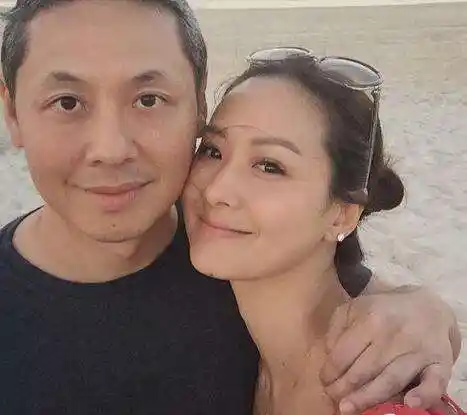 名媛孙芸芸越活越年轻老公好似爹