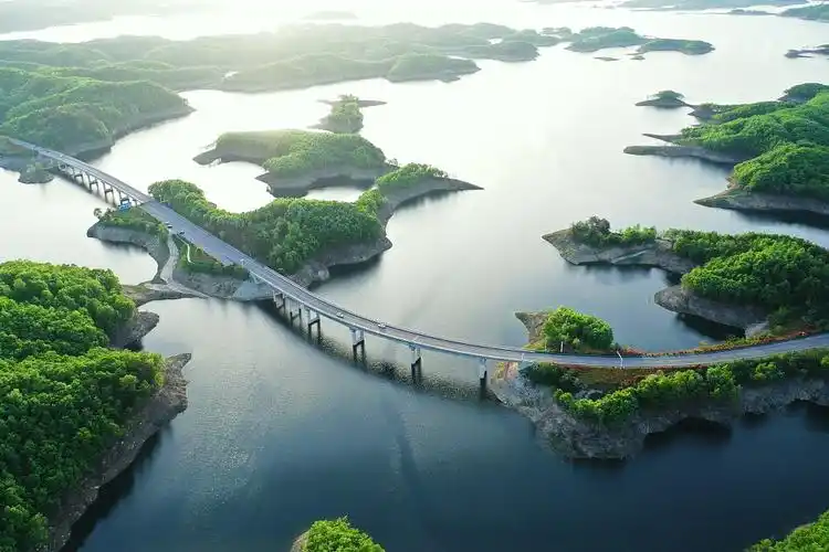 湖北十堰:丹江口绿意盎然 千岛点缀其中