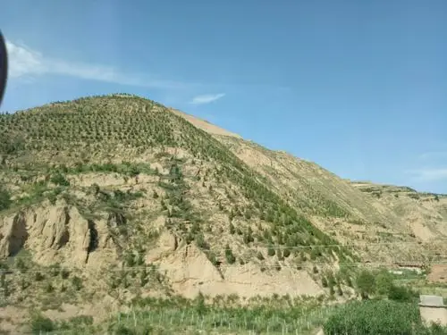 到甘肃省看到的山是植被渐渐的稀少了些.