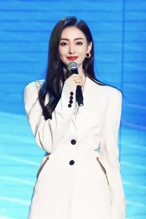 张天爱不愧是腿精穿西装裙配长筒靴上正经下撩人