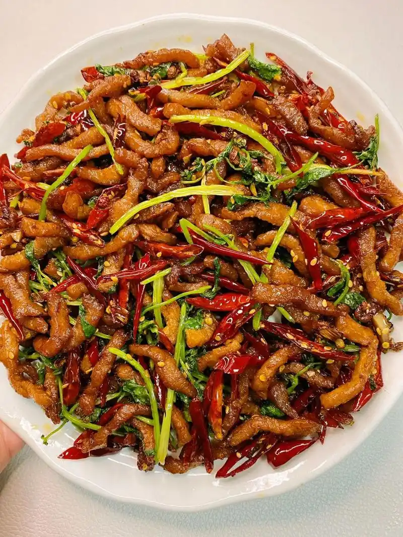 干煸肉丝 麻辣有嚼劲 越吃越香 95食材: 猪瘦肉,香菜,干红辣椒,葱姜