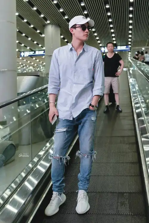 近期明星上脚的几款人气小白鞋!