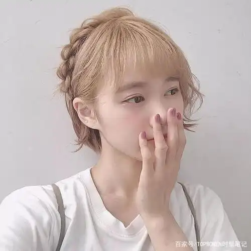 三分二时可以不用编完,直接用发夹固定,这样与底层的头发过渡更自然▼