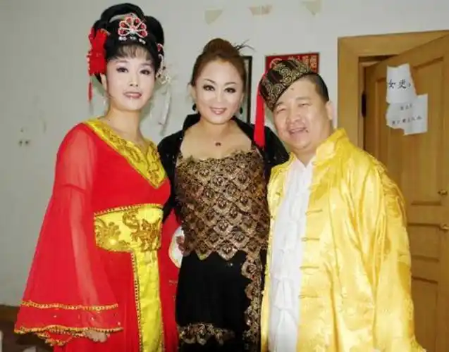 他的妻子金玲也是一位二人转演员,两人相识时金玲只有15岁,后来孙小宝