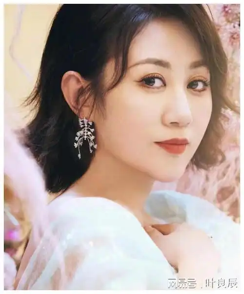 沈腾结婚8周年纪念日,王琦胖成"贾玲",幸福合影,岳母出镜!