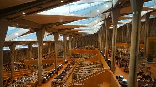 曾为世界上最大图书馆一千年前藏书就达70万卷却被大火全部烧毁